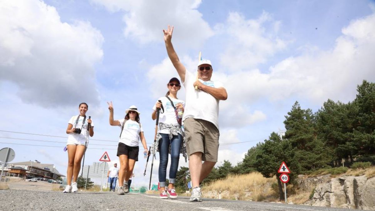 Los ganaderos de vacuno de leche prosiguen su 'Marcha blanca' hasta Madrid, desde San Rafael, hasta llegar a Guadarrama.-ICAL