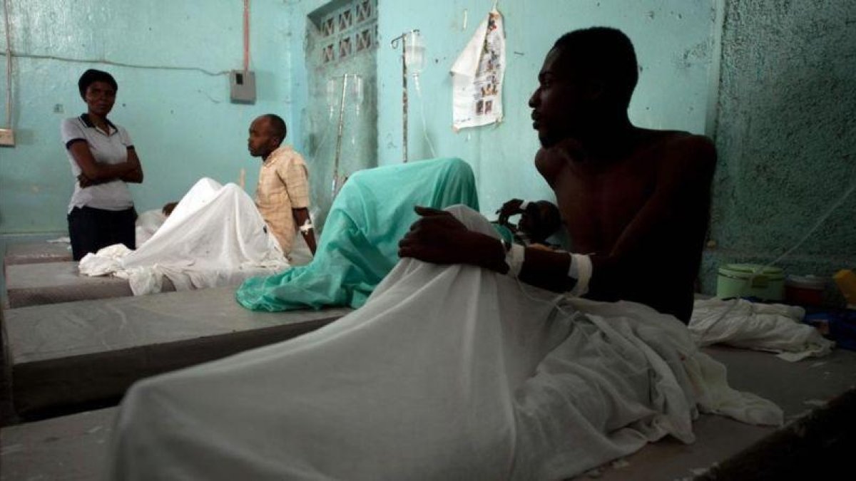 Pacientes de cólera en un hospital de Puerto Príncipe, capital de Haití, en el año 2014.-AFP / HECTOR RETAMAL