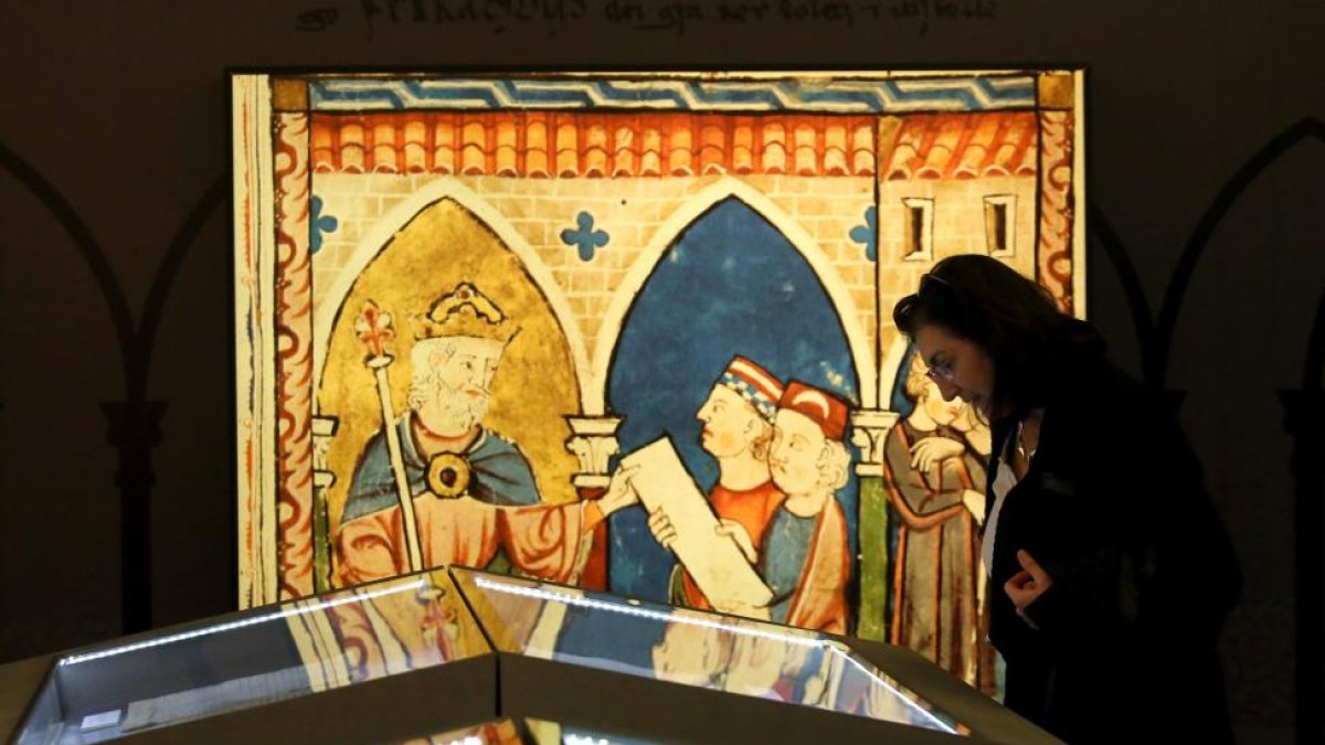 Una joven contempla algunos de los documentos que se exhiben en la exposición ‘Fernando III y su reinado’.-ICAL