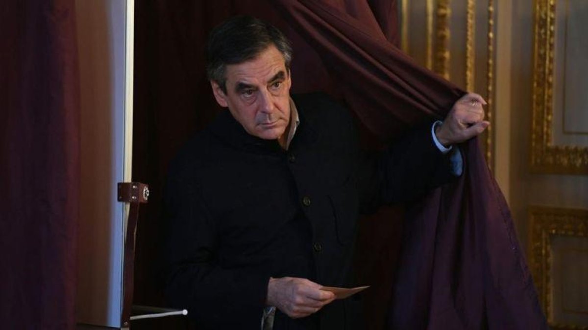 François Fillon, tras votar en París.-AFP / ERIC FEFERBERG