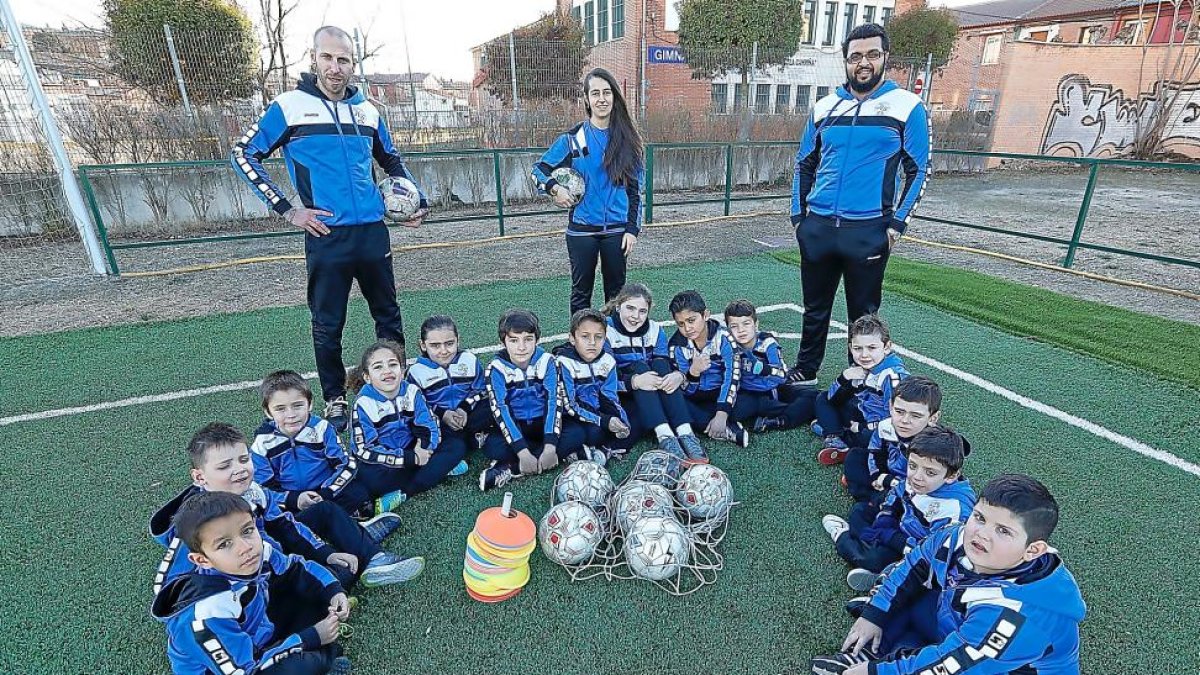 Los jugadores del club José Luis Saso posan sobre el césped de los campos de SanPedroRegalado junto a sus entrenadores.-J. M. LOSTAU
