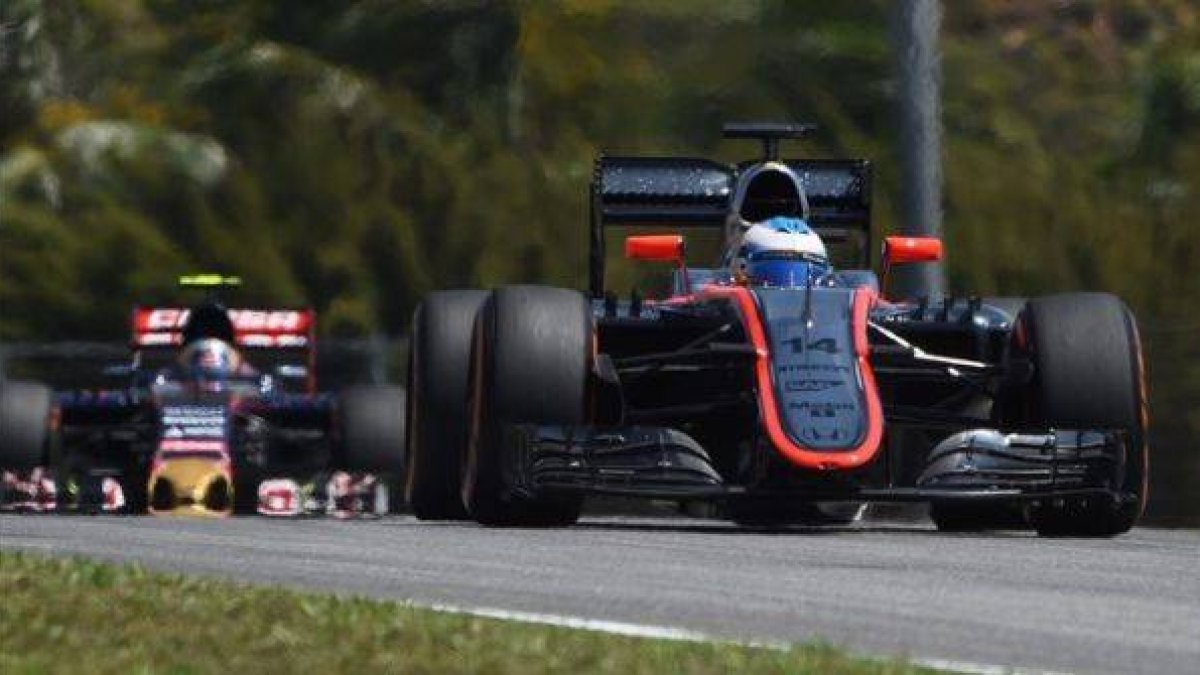 Fernando Alonso, por delante de Carlos Sainz, durante los ensayos libres del GP de Malasia.-Foto: AFP / GREG BAKER