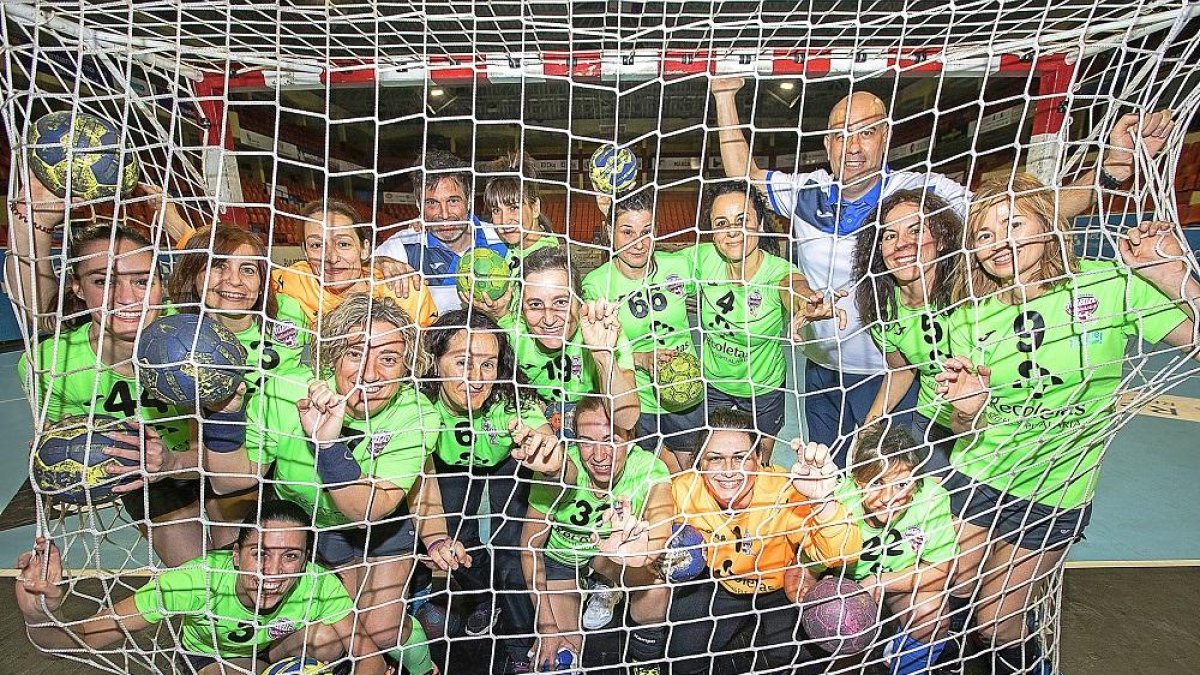 Las jugadoras del equipo de ‘Las Cañeras’ y el cuerpo técnico (Paco Ollero y Carlos Mínguez) posan en una de las porterías de Huerta del Rey.-J.M. LOSTAU