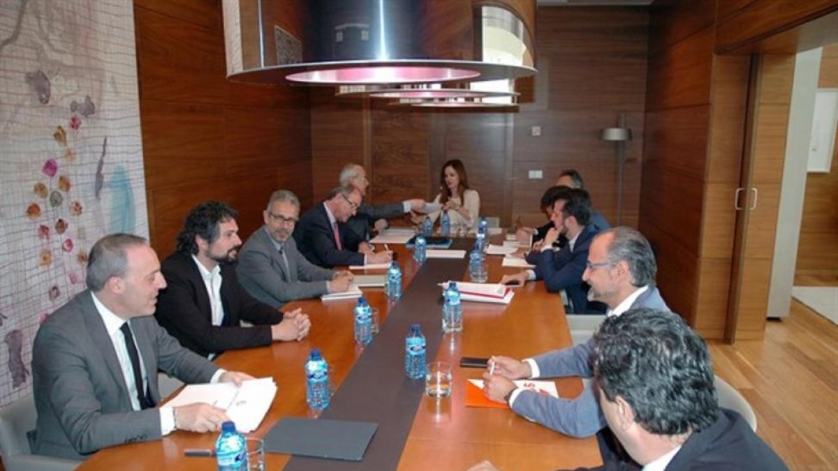 La reunión ha contado con la participación de la presidenta de las Cortes, Silvia Clemente-EUROPA PRESS