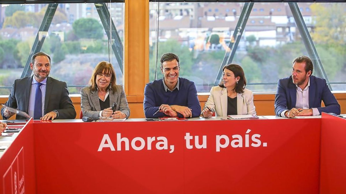 José Luis Ábalos, Cristina Narbona, Pedro Sánchez, Adriana Lastra y Óscar Puente, en el Museo de la Ciencia.-ICAL