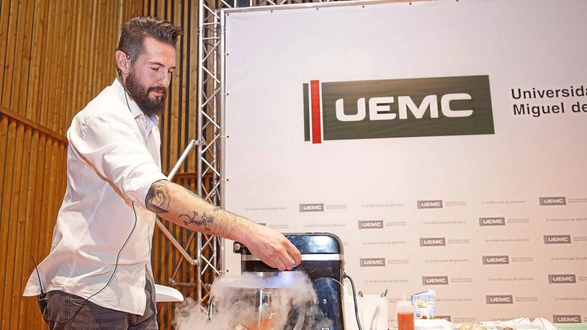 García Peña elabora un sorbete helado de zanahoria y mango tras impartir la charla.-PABLO REQUEJO