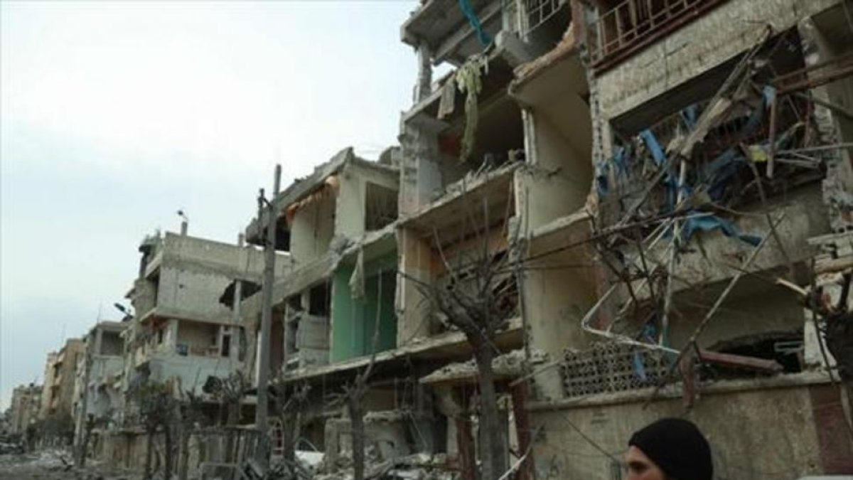 Zona bombardeada, ayer, en el este de la región de Guta.-AFP I HAMZA AL-AJWEH