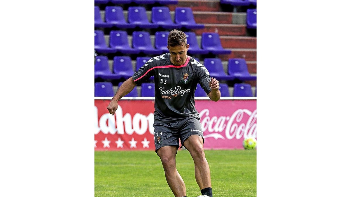Ángel controla el balón durante un entrenamiento del Real Valladolid.-MIGUEL ÁNGEL SANTOS