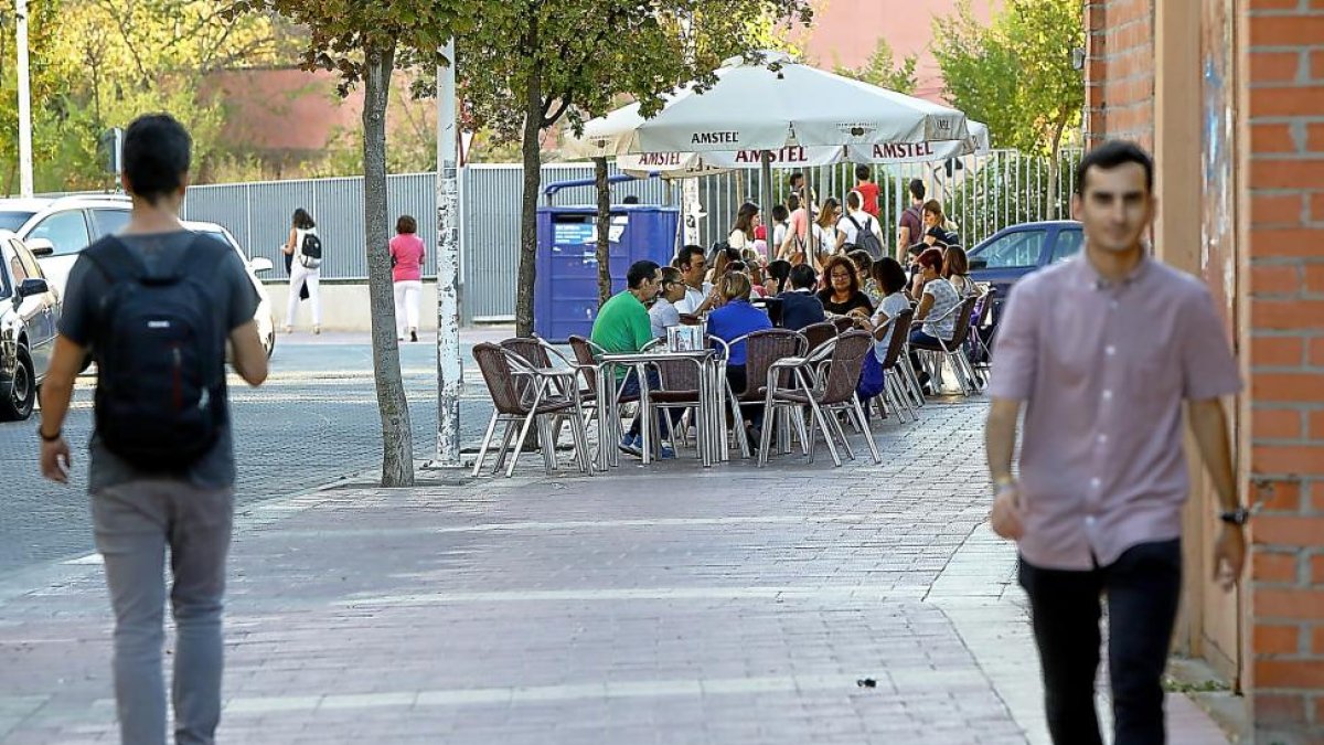 Dos jóvenes pasean por la futura calle Rafael Nadal.-J.M. LOSTAU