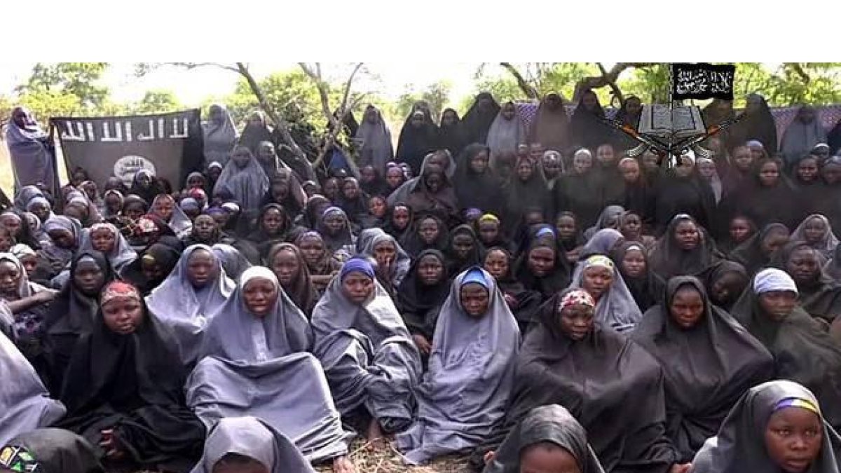Las menores secuestradas por Boko haram, en una imagen de un vídeo del grupo extremista nigeriano, vestidas con velo de cuerpo entero, el 12 de mayo de 2014.-AFP