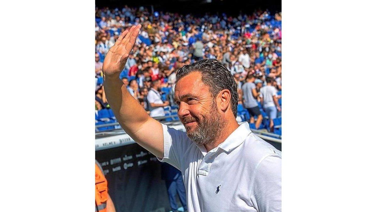 Sergio saluda en Cornellá.-PHOTO-DEPORTE