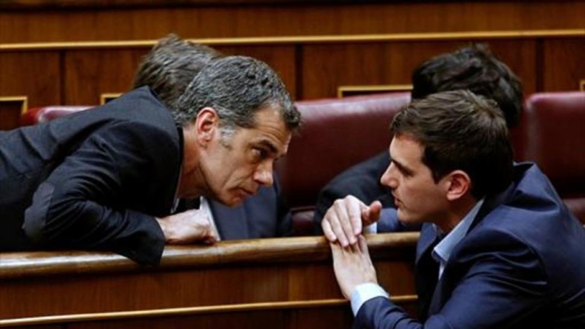 Toni Cantó conversa con Albert Rivera.-DAVID CASTRO