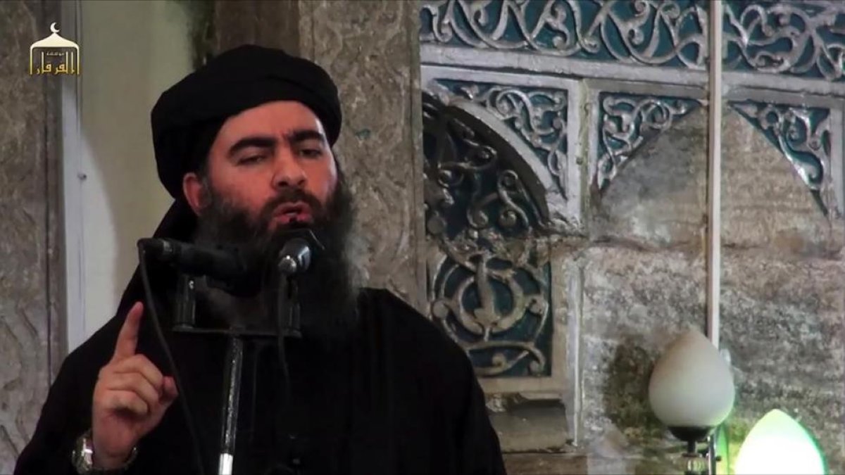 Abu Bakr al-Baghdadi se dirige a sus fieles en la mezquita de Al Nuri, en una imagen de vídeo propagandista del EI difundida el 5 de julio del 2014-AFP