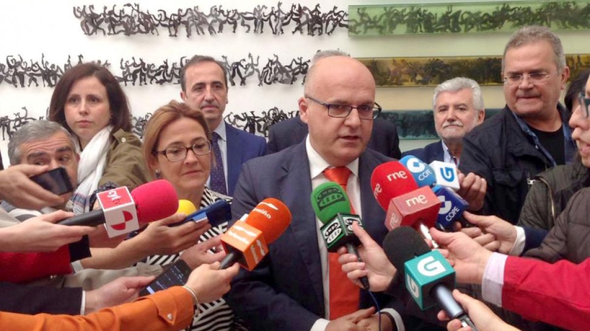 La presidenta de la Diputación de Zamora, Mayte Martín, y su homólogo orensano, José Manuel Baltar, durante la presentación en Orense de la exposición de Las Edades del Hombre de Toro.-ICAL