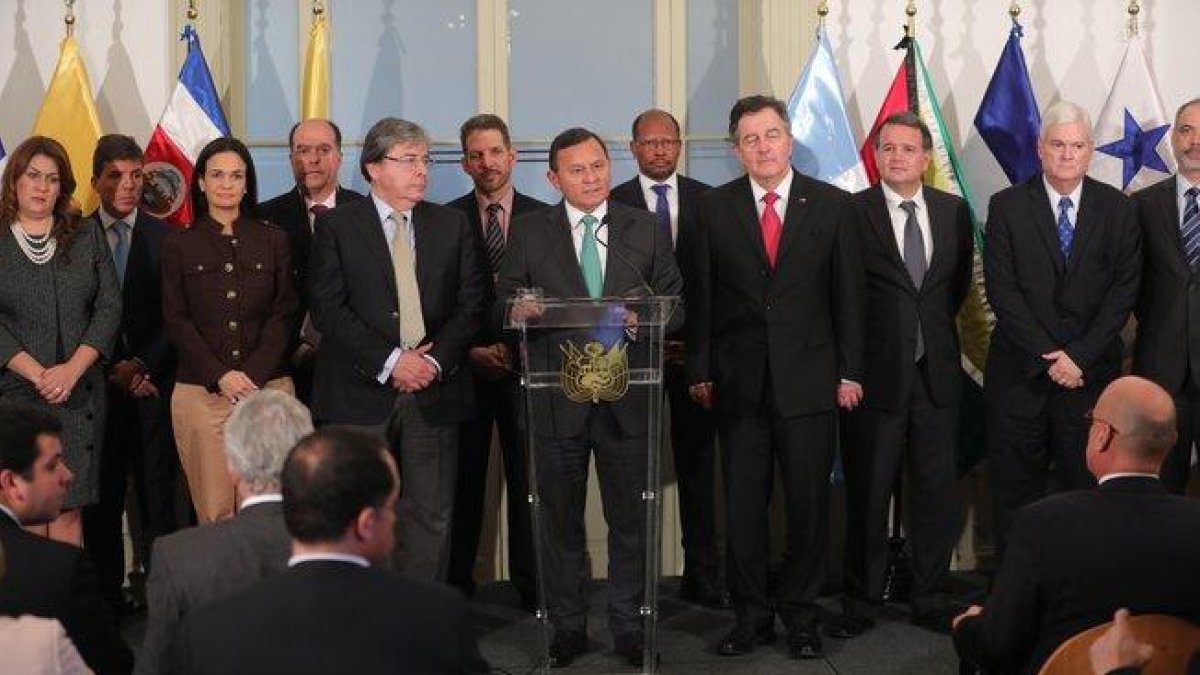 El ministro de Relaciones Exteriores de Perú, Néstor Popolizio, habla junto varios de sus homólogos durante un pronunciamiento a la prensa el viernes en Lima, Perú-EFE