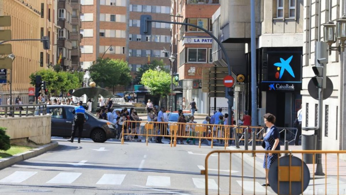 La policía y vallas cierran el paso de los coches al centro.-PABLO REQUEJO (PHOTOGENIC)