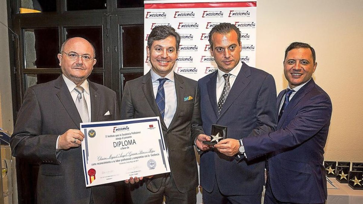 El vicepresidente del Instituto para la Excelencia, Antonio Gabriel Pérez; los premiados Miguel Ángel García Fernández y Roberto García Fernández, y el presidente del Instituto para la Excelencia, Ignacio de Jacob.-MIGUEL Á. SANTOS (PHOTOGENIC)