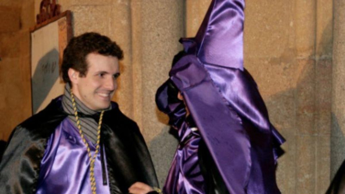 Pablo Casado, vestido de nazareno en la procesión de Ávila en una fotografía que el PP data de 2013 o 2014.-EL PERIÓDICO