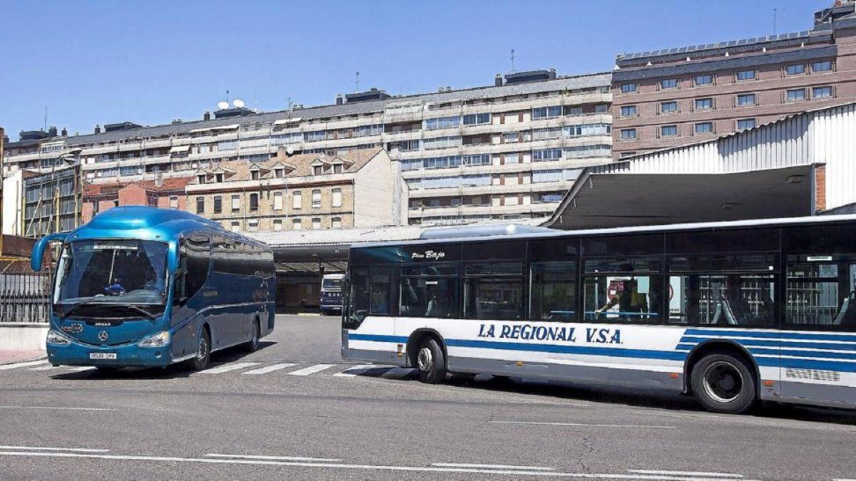 Un autobús de La Regional, línea que conecta Santovenia y Cabezón con Valladolid, llega a la estación.-PABLOREQUEJO/PHOTOGÉNIC