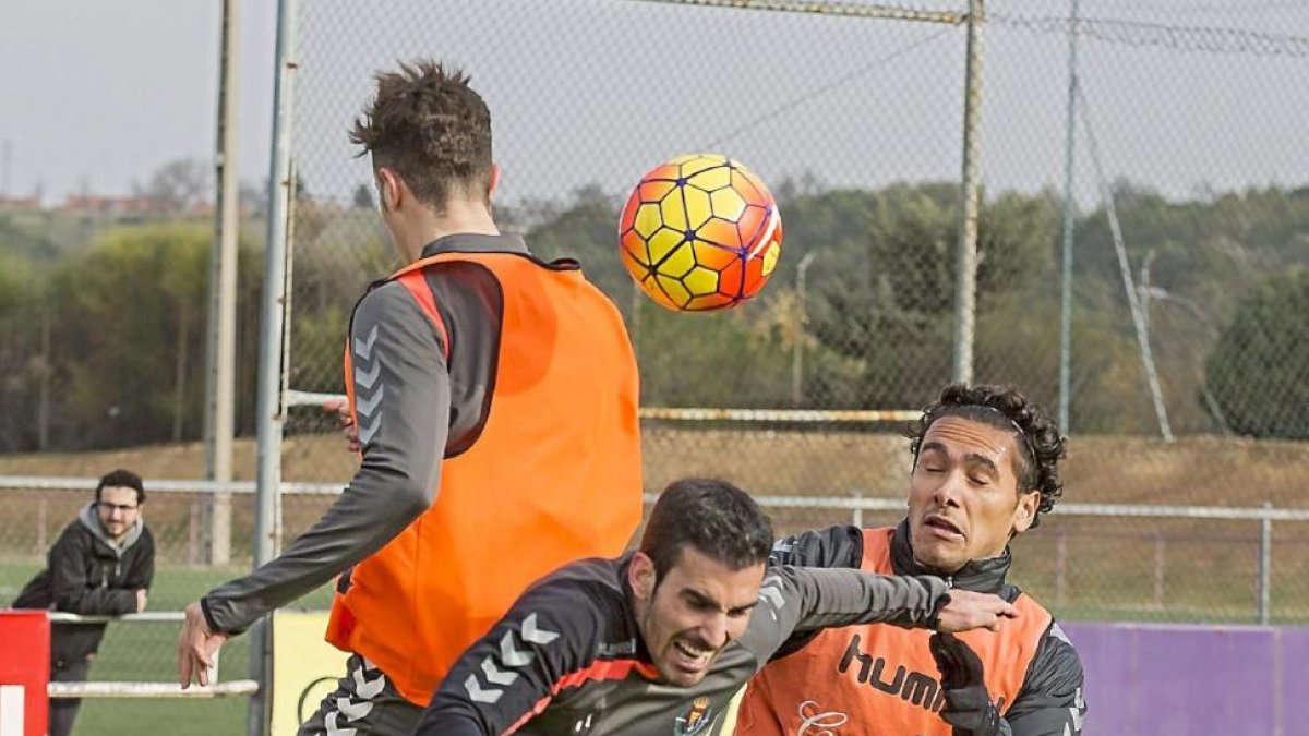 Silva (d.) intenta llegar a un  balón, obstaculizado por Alfaro, con Hermoso saltando, ayer en los Anexos.-M. Á. Santos