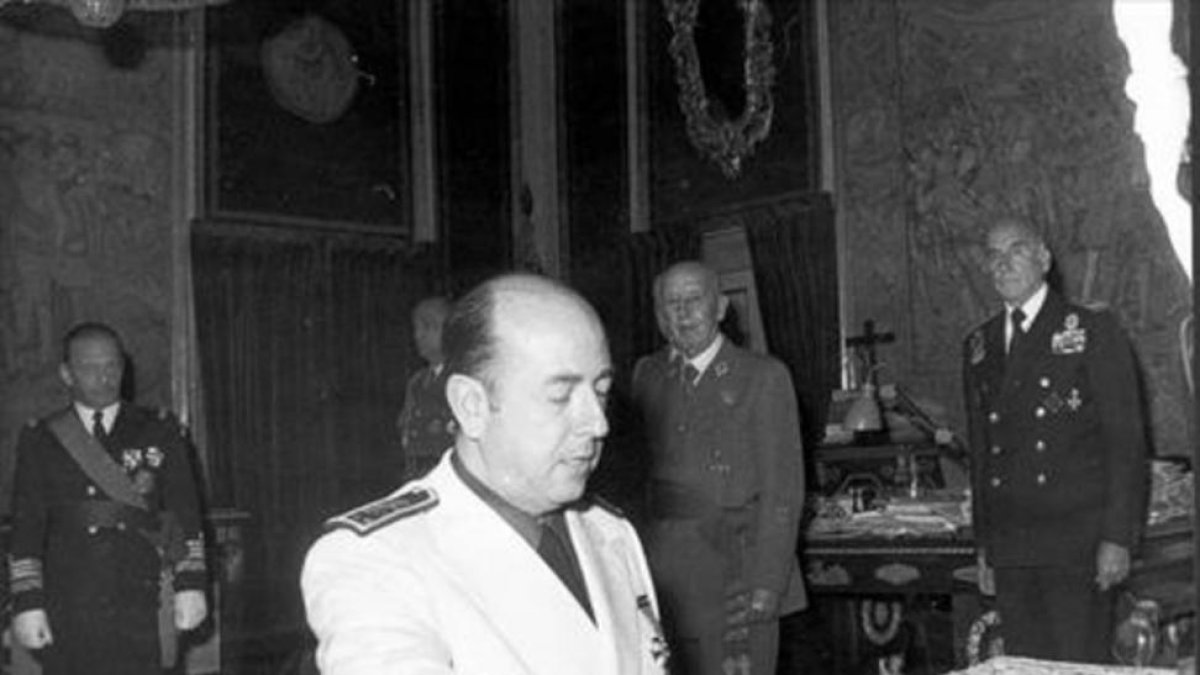 José Utrera Molina, jurando uno de sus cargos durante la dictadura-ARCHIVO