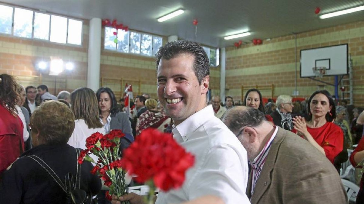 Tudanca, con un puñado de rosas, sonriente en el cierre de campaña en Zamora.-Ical