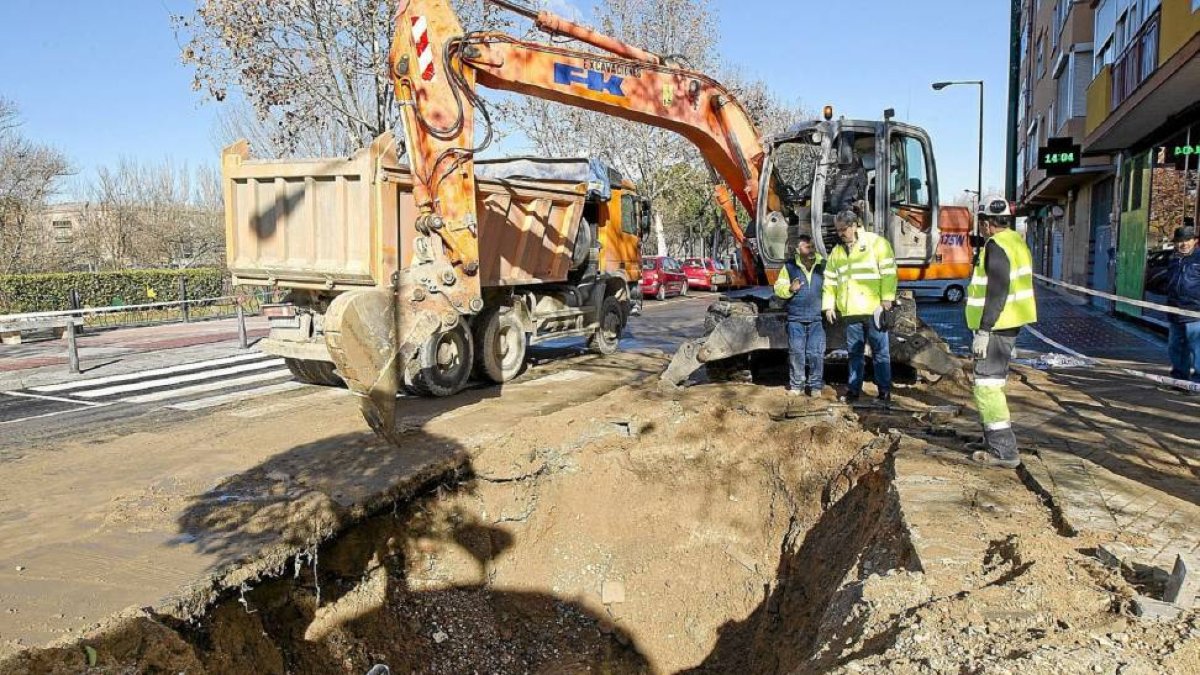 Varios operarios trabajando en la reparación de la tubería anillo mil en el Paseo del Renacimiento.-J. M. Lostau