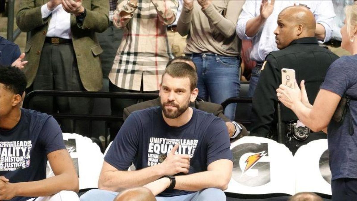 Marc Gasol en el último partido de los Grizzles. El catalán no jugó ni un minuto.-EL PERIÓDICO