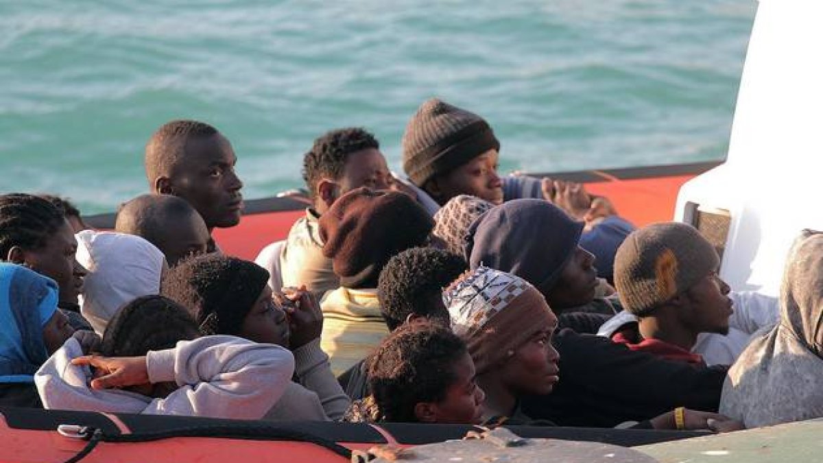 La Guardia Costera desembarca a un grupo de inmigrantes en un puerto de Sicilia.-Foto:   CALOGERO MONTANALAMPO / AP