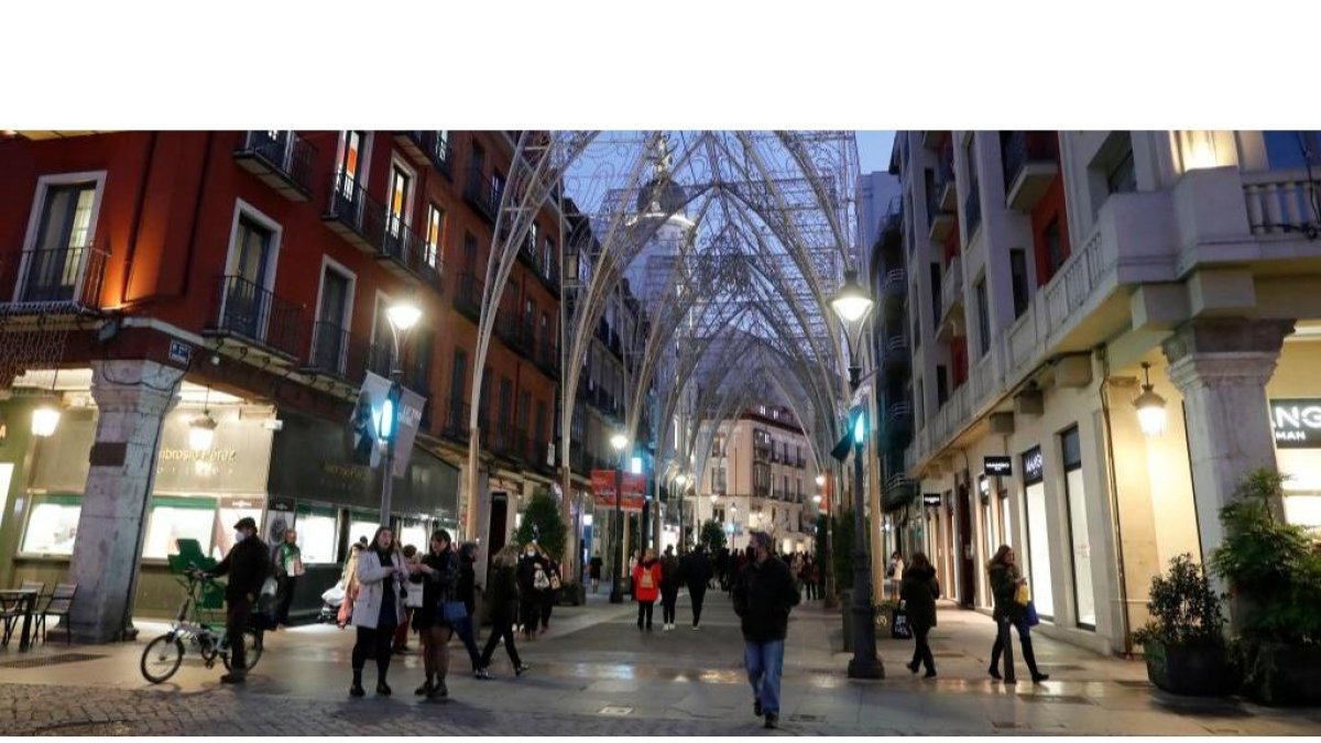 Iluminación navideña de la Calle Santiago de Valladolid. PHOTOGENIC