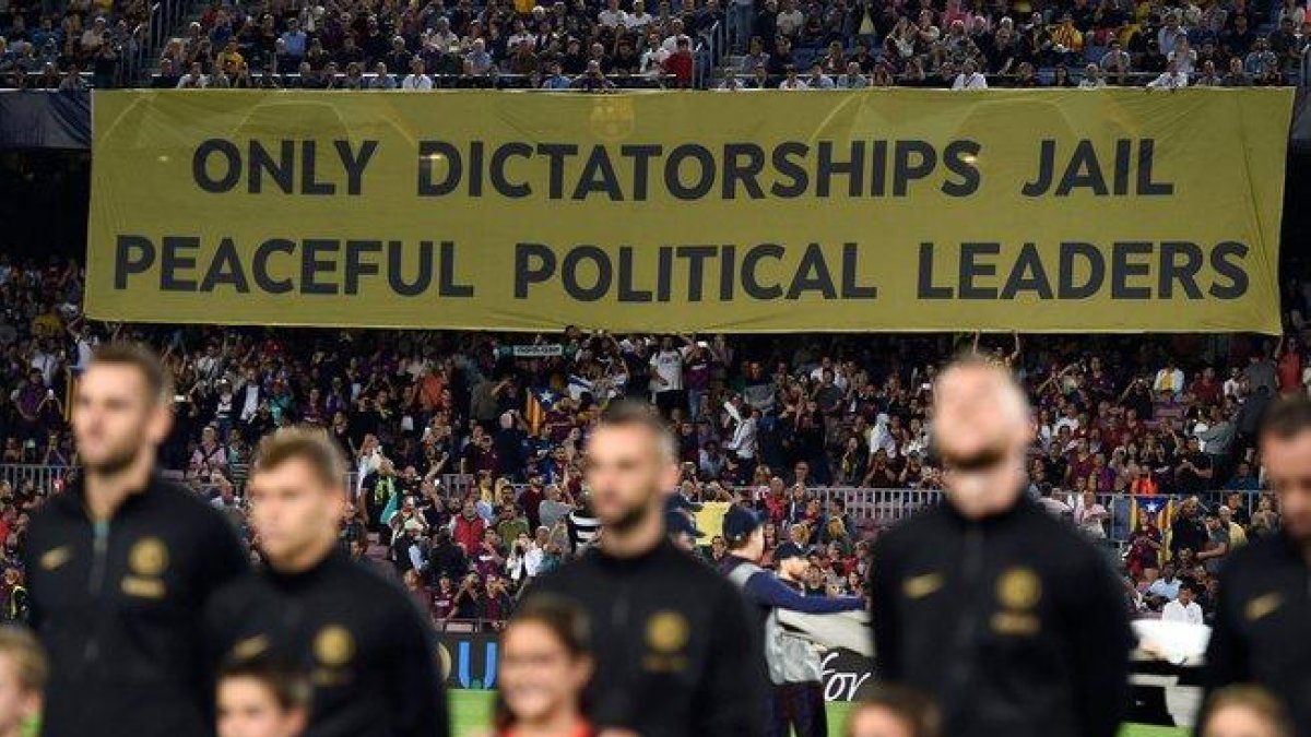 La pancarta que colgó anoche en la grada del Camp Nou, durante el Barça-Inter de Champions.-AFP