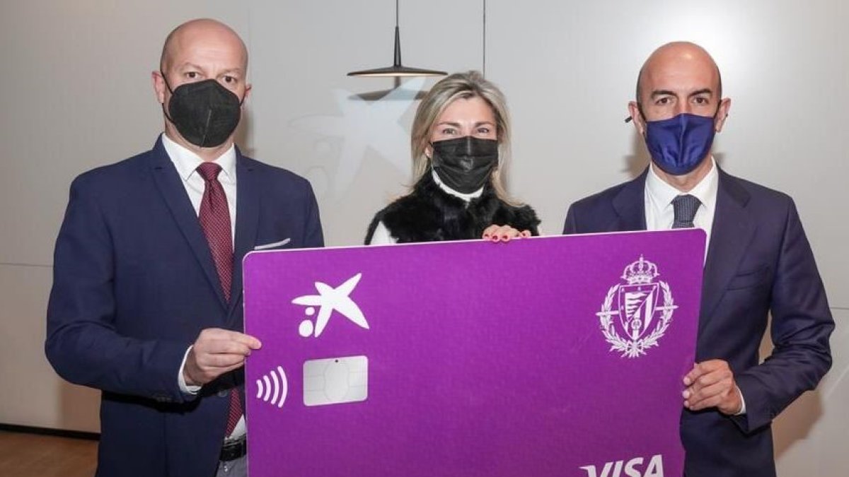 Matthieu Fenaert, CEO del Real Valladolid, Belén Martín Sanz, directora territorial de CaixaBank en Castilla y León y José Bernardo Portela, director Centro Empresas de CaixaBank en Valladolid.