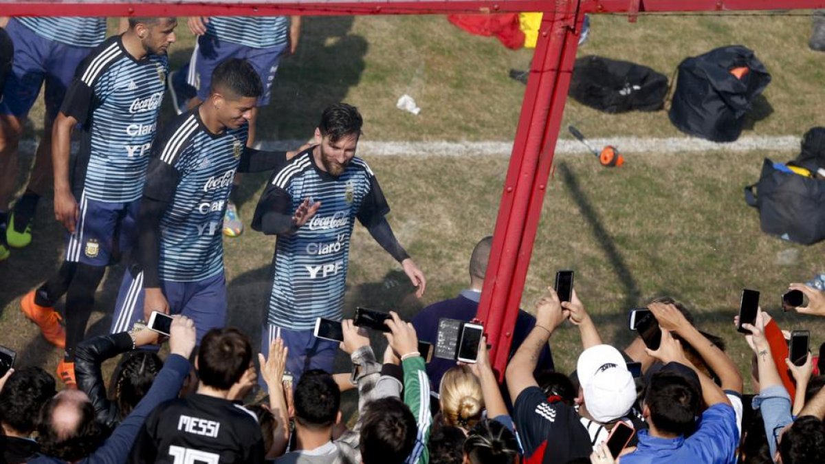 Messi, junto a sus compañeros, es aclamado en el entrenamiento a puertas abiertas de Argentina.-AP