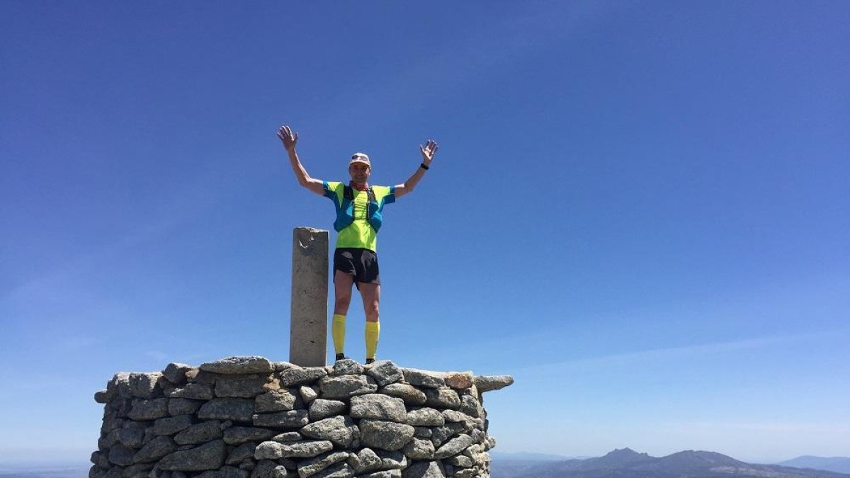 Celebrando la cumbre en la Serrota, con la Sierra de la Paramera al fondo.-N.S.