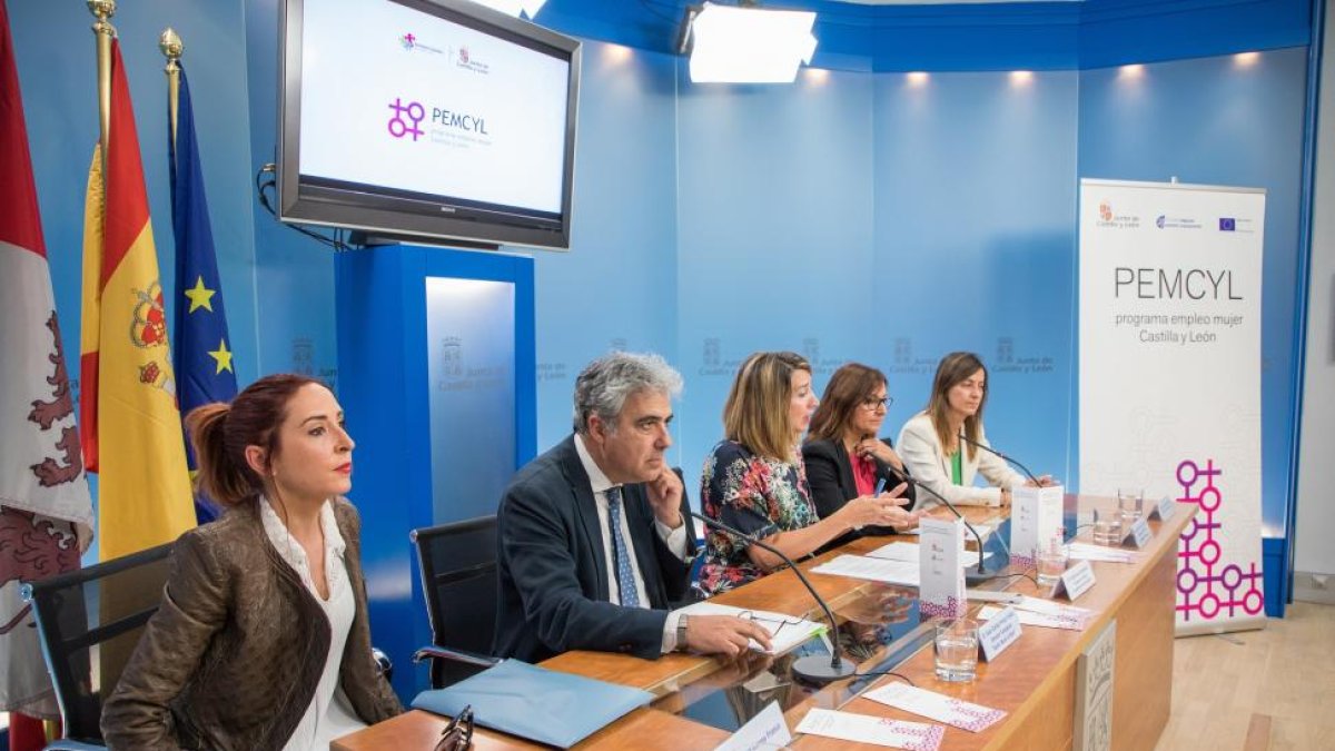 La consejera de Familia e Igualdad de Oportunidades (C) hace balance de los dos años del programa 'Mujer-Empleo'.-ICAL