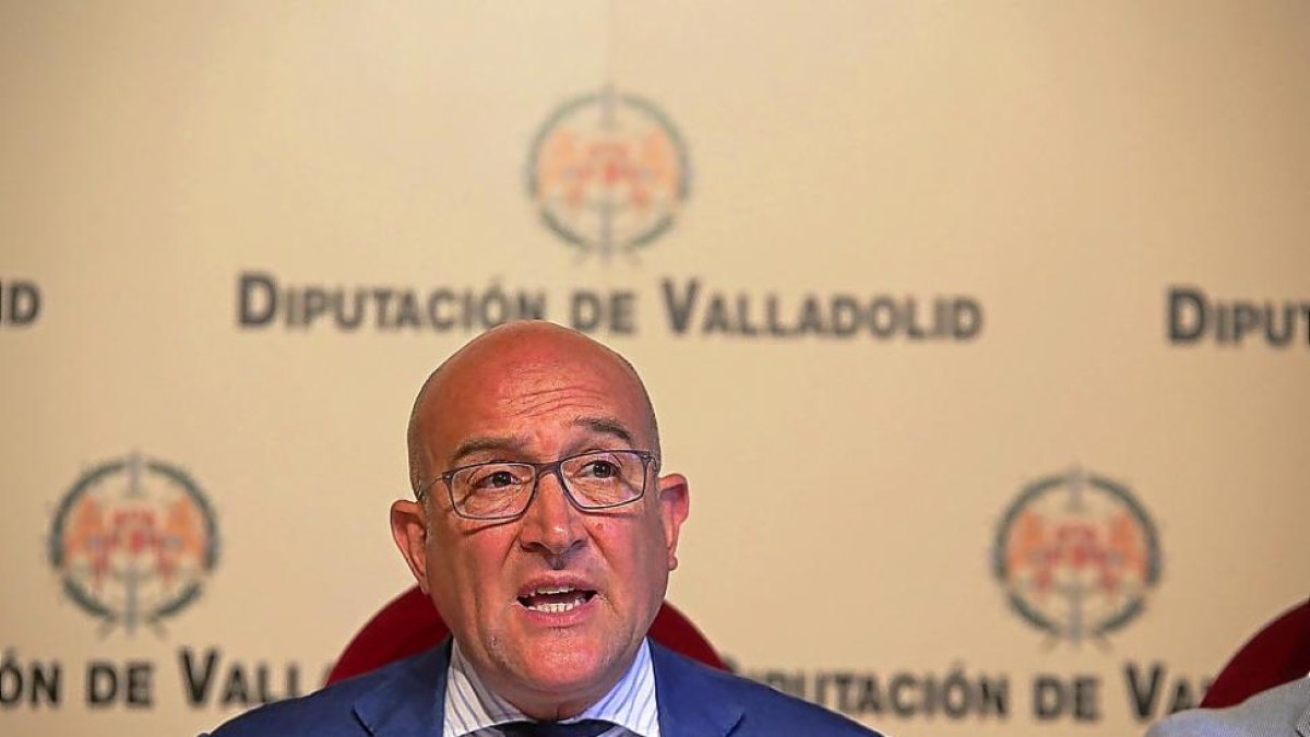 El presidente de la Diputación Provincial de Valladolid, Jesús Julio Carnero, ayer en Pimentel.-ICAL