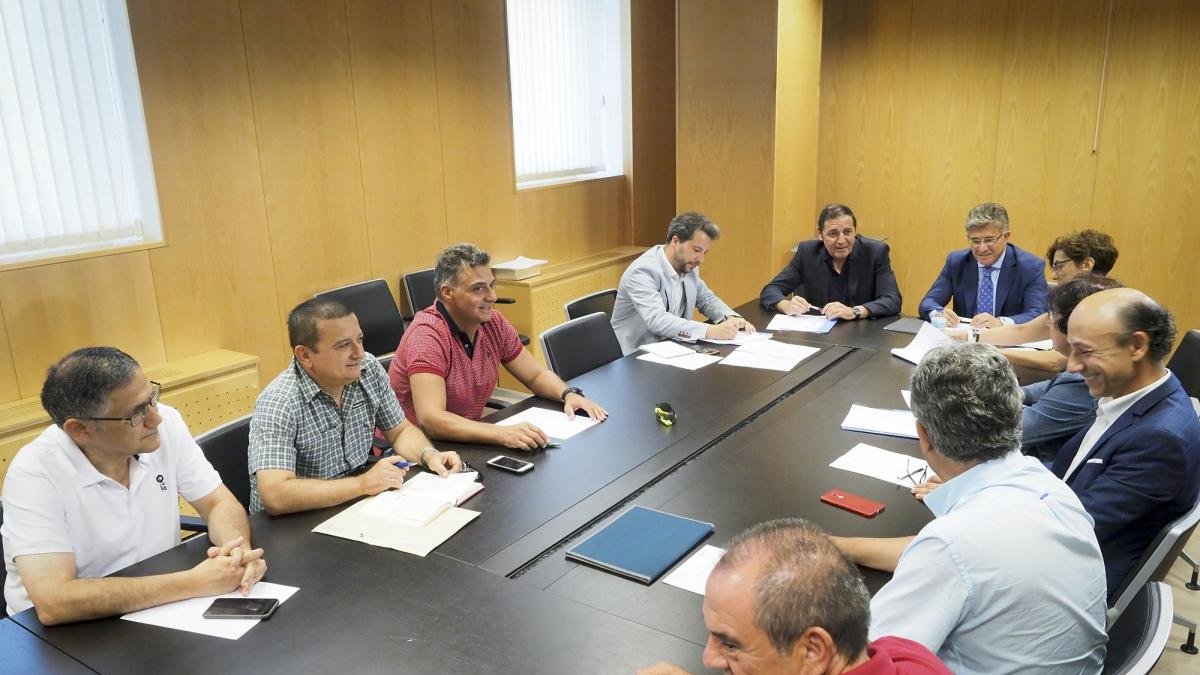 El consejero de Sanidad, Antonio María Sáez, se reúne con el comité de la huelga de médicos interinos, convocada por el Sindicato Médico de Castilla y León (Simecal).-R. VALTERO / ICAL