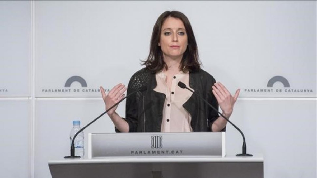 Andrea Levy durante una rueda de prensa en el Parlament.-FERRAN SENDRA