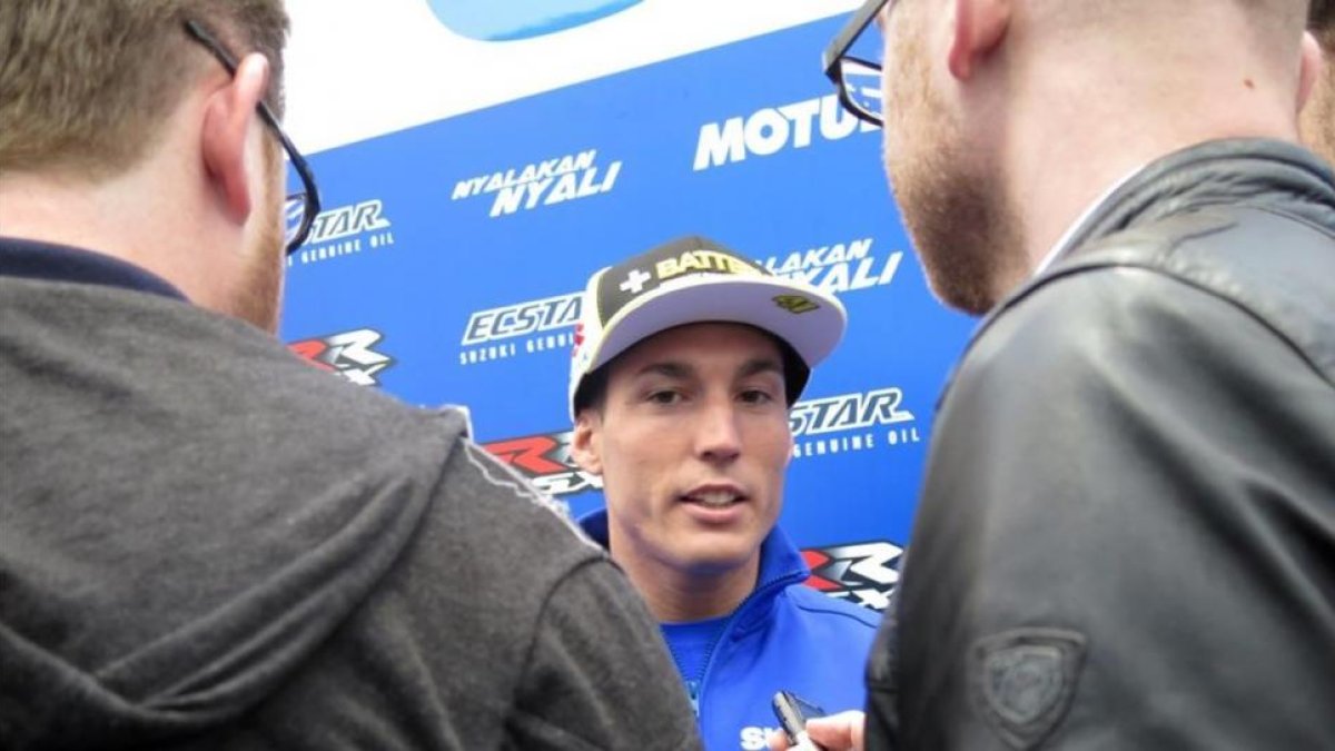 Aleix Espargaró habla con la prensa criticando la actitud de Suzuki, su equipo.-EMILIO PÉREZ DE ROZAS
