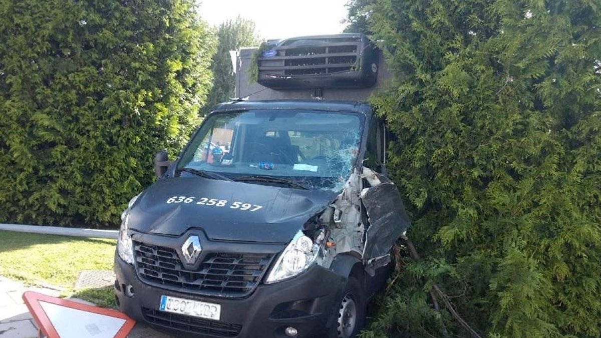 Accidente de una furgoneta de reparto en León capital-ICAL
