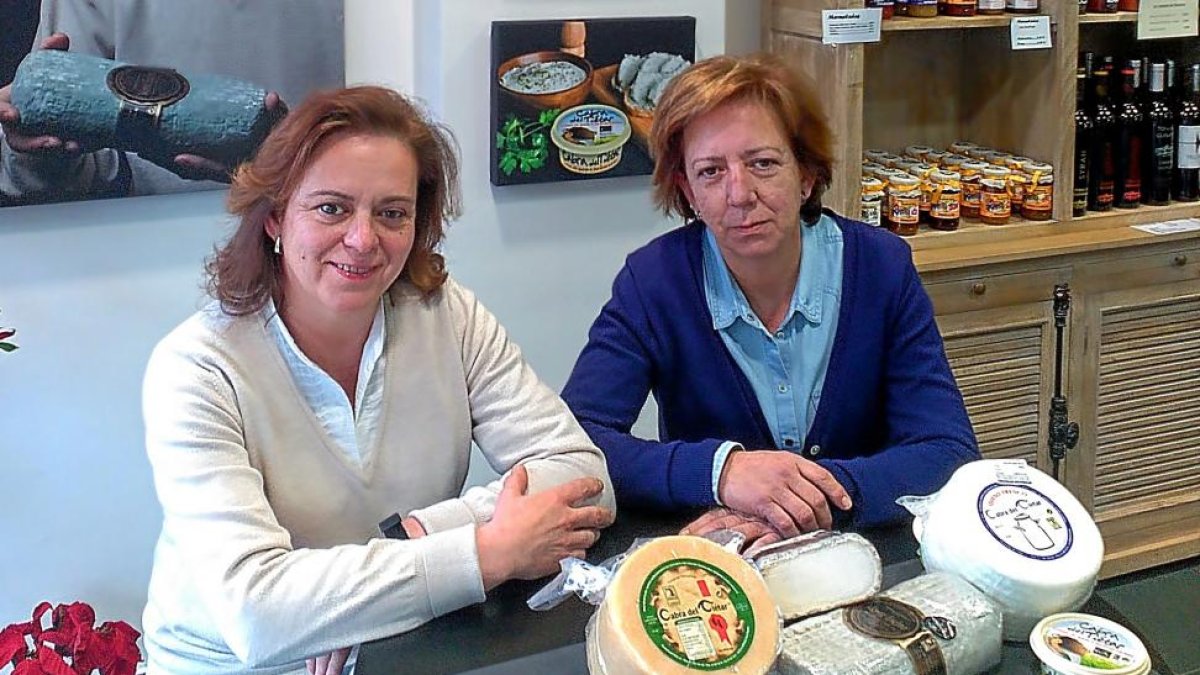 Paloma y María Jesús Báez posan delante de la fotografía de su padre, el creador de la empresa.-A. G.