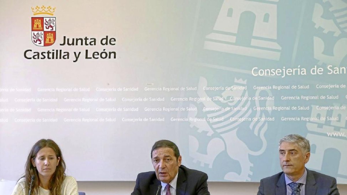 El consejero de Sanidad, Antonio María Sáez en el centro , junto a José Luis Barredo y Mercedes Becerra.-ICAL