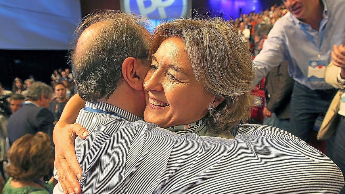 Juan Vicente Herrera, abrazado a Isabel García Tejerina .-ICAL