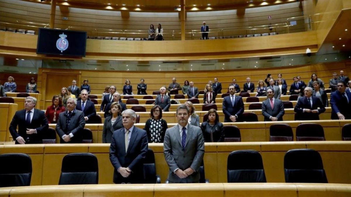 Cinco senadores del PP ganaron el Cuponazo con el número 155 el mismo día que aprobaron la aplicación de dicho artículo.-/ JAVIER LIZON (EFE)