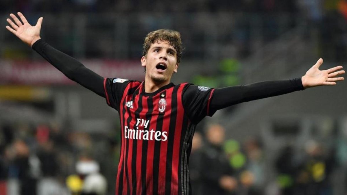 Locatelli celebra el golazo a Buffon en el partido del sábado en San Siro.-EFE / DANIEL DAL ZENNARO