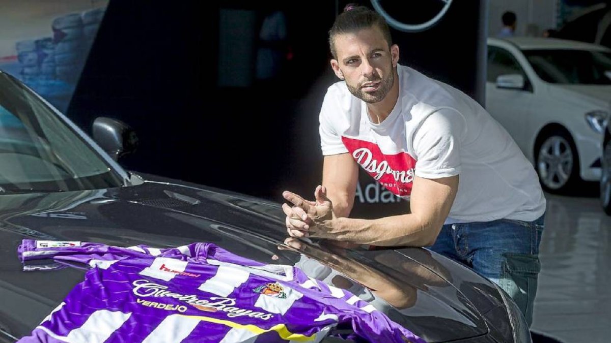 El delantero Rodri posa ante la que será su nueva camiseta durante la próxima temporada.-Pablo Requejo