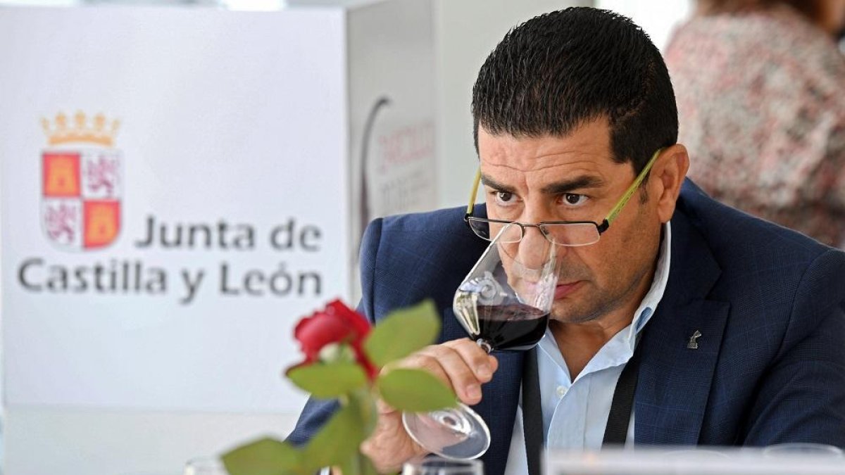 Uno de los miembros del jurado durante las catas de los vinos participantes en el Zarcillo 2018.-ICAL