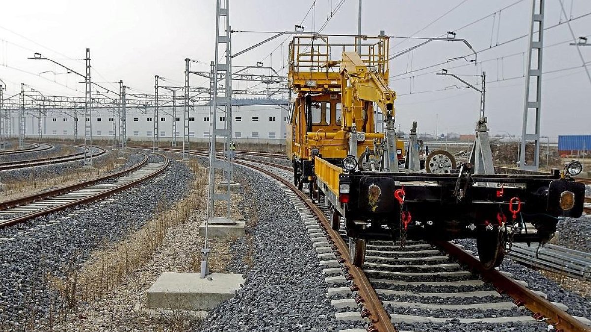 Nuevos talleres de Renfe en el Páramo de San Isidro.-J. M. LOSTAU