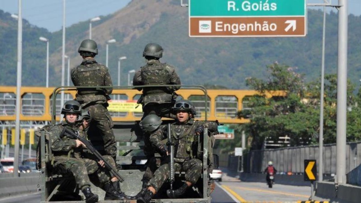 Fuerzas de seguridad vigilan los accesos a Río de Janeiro.-AFP / TASSO MARCELO