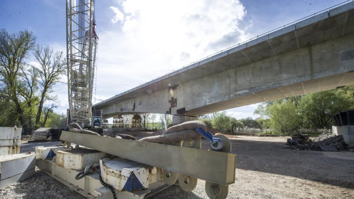 Estado que presentaba ayer el viaducto de Frandovínez del AVE en la provincia de Burgos cuyas obras de demolición comenzarán hoy.-ISRAEL L. MUÑOZ
